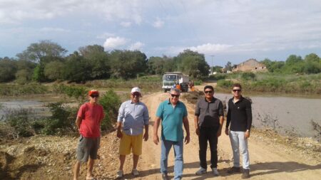 Prefeito Haroldo Ferreira acompanha de perto os trabalhos de recuperação das estradas vicinais. Prefeito Haroldo Ferreira acompanha de perto os trabalhos de recuperação das estradas vicinais.